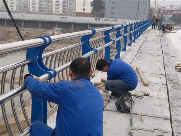 渭南不锈钢河道护栏的特性及其在城市景观中的应用