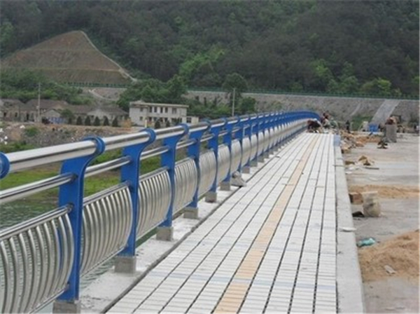 渭南不锈钢桥梁护栏的特性及其在现代建筑中的应用